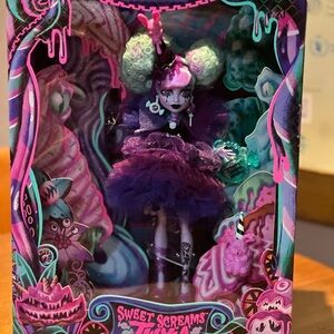 Monster High Sweet Screams Doll with Purple and Pink Ensemble